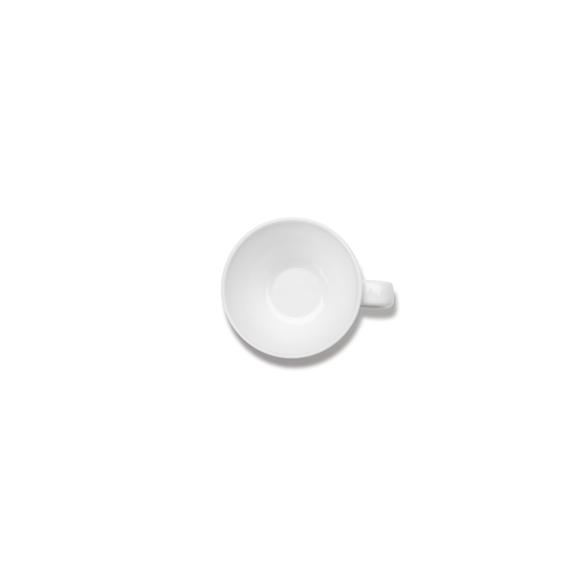 Een witte Serax Base Espresso Kop met Oor 10 cl, van bovenaf gefotografeerd op een effen witte achtergrond, staat in het midden van de afbeelding en straalt minimalistische elegantie uit.