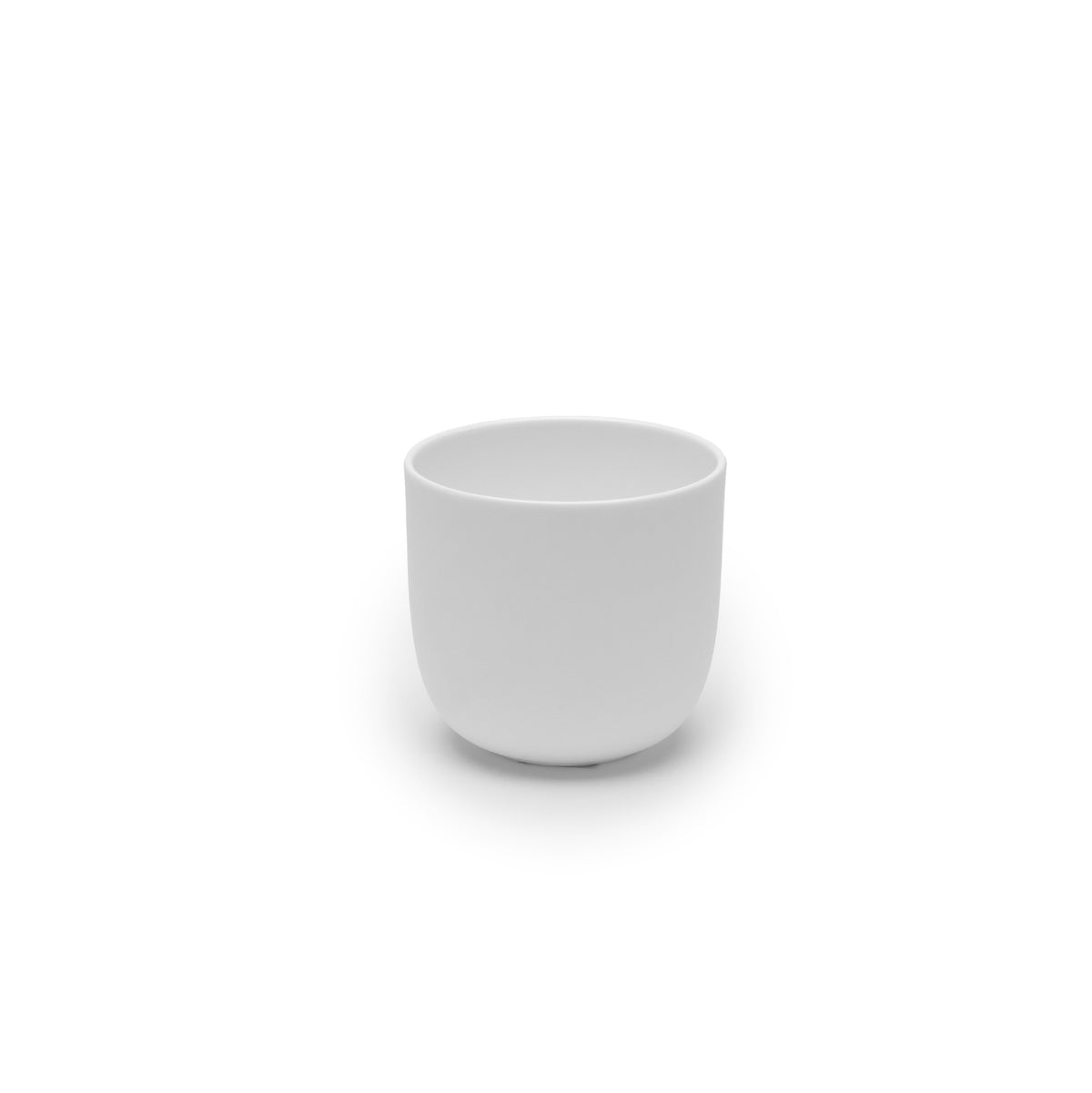 Een Serax Base Koffiekop zonder Oor 30 cl van Serax, een effen witte koffiekop van keramiek zonder handvat, is gecentreerd op een witte achtergrond met minimale schaduw.