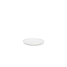 De Serax Base Laag Bord D16, een klein rond wit keramisch bord van Serax, is gecentreerd op een effen witte achtergrond, wat de tijdloze elegantie benadrukt, geïnspireerd door klassiek Chinees porselein.