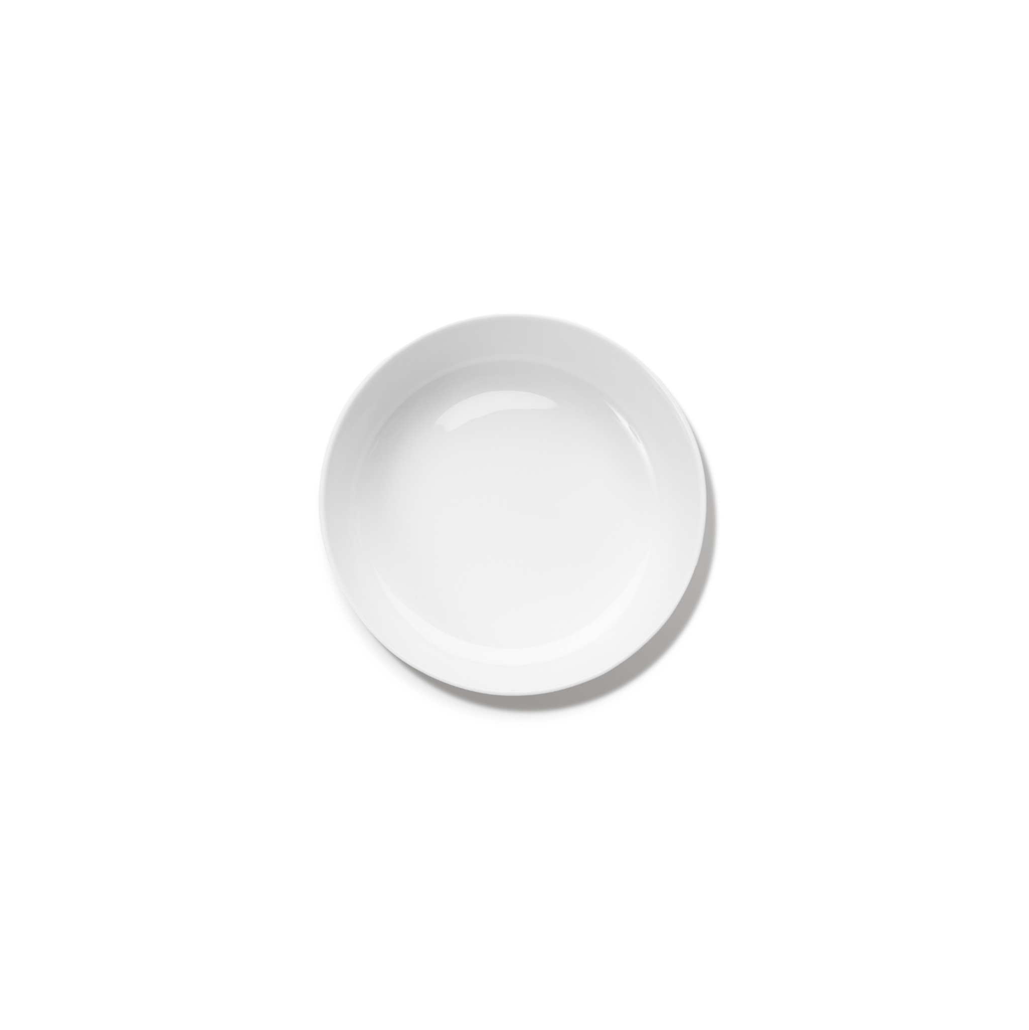 Een effen, lege Serax Base Lage Kom D20 kom van keramiek van Serax is gecentreerd op een witte achtergrond.