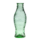 De Serax Fish & Fish Karaf Groen 85 cl is een groene glazen karaf in de vorm van een vis, met gedetailleerde schubben, vinnen en een oog in reliëf. Ontworpen door Serax in samenwerking met Paola Navone.