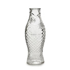 De Serax Fish & Fish Karaf Helder 85 cl, in de vorm van een vis met gedetailleerde schubben en vinnen, staat rechtop op een witte achtergrond.