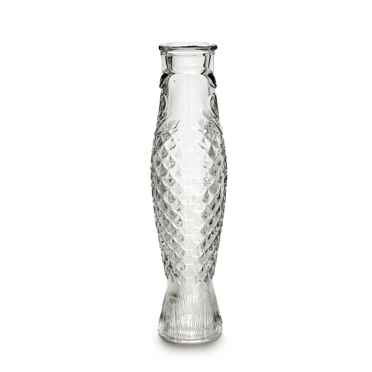 De Serax Fish & Fish Karaf Helder 85 cl van Serax is een karaf van helder glas in de vorm van een vis met gedetailleerde schubben, vinnen en gelaatstrekken, rechtopstaand tegen een witte achtergrond.