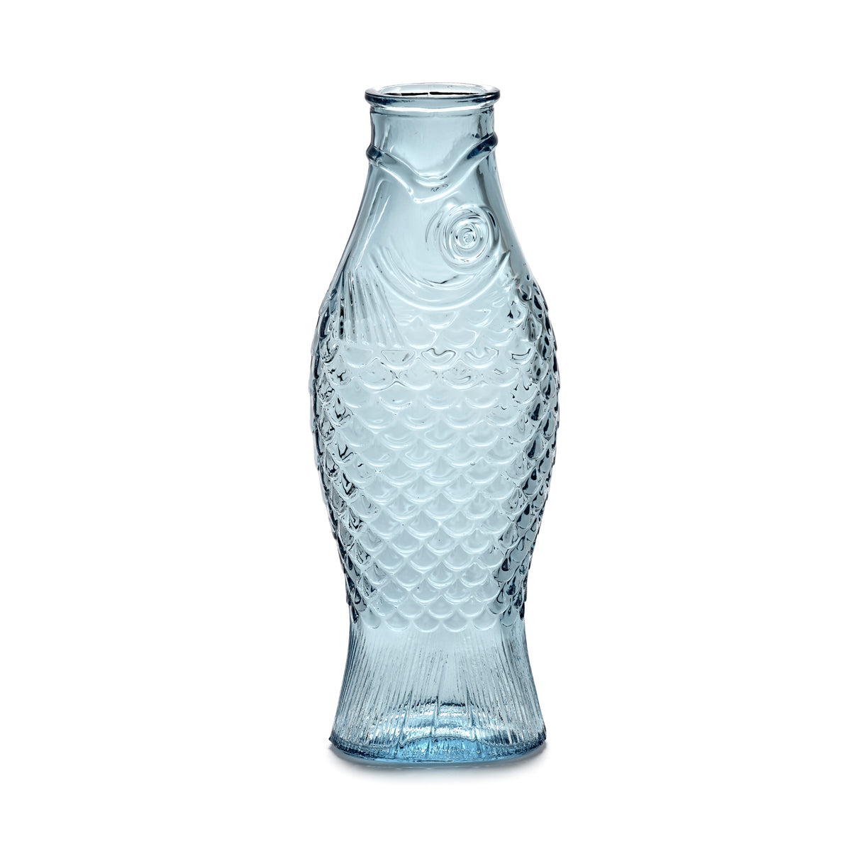 De Serax Fish & Fish Karaf Lichtblauw 85 cl van Serax is een heldere lichtblauwe glazen fles in de vorm van een vis met gedetailleerde schubben, vinnen en een oog in reliëf, rechtopstaand op een witte achtergrond.