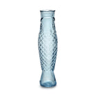 De Serax Fish & Fish Karaf Lichtblauw 85 cl is een hoge, transparant blauwe glazen vaas in de vorm van een vis met gedetailleerde schubben en vinnen van Serax, rechtopstaand tegen een witte achtergrond.