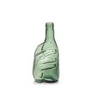 De Serax Wouters & Hendrix Edward Karaf Groen is een opvallende groene glazen fles van Serax, met een uniek ontwerp met de indruk van een grote hand die de onderste helft vastpakt en verfrommelt, rechtopstaand op een effen witte achtergrond.