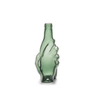 De Serax Wouters & Hendrix Edward Karaf Groen, een groene glazen fles van Serax in de vorm van een hand die zijn zijkant vastpakt, wordt getoond tegen een effen witte achtergrond.