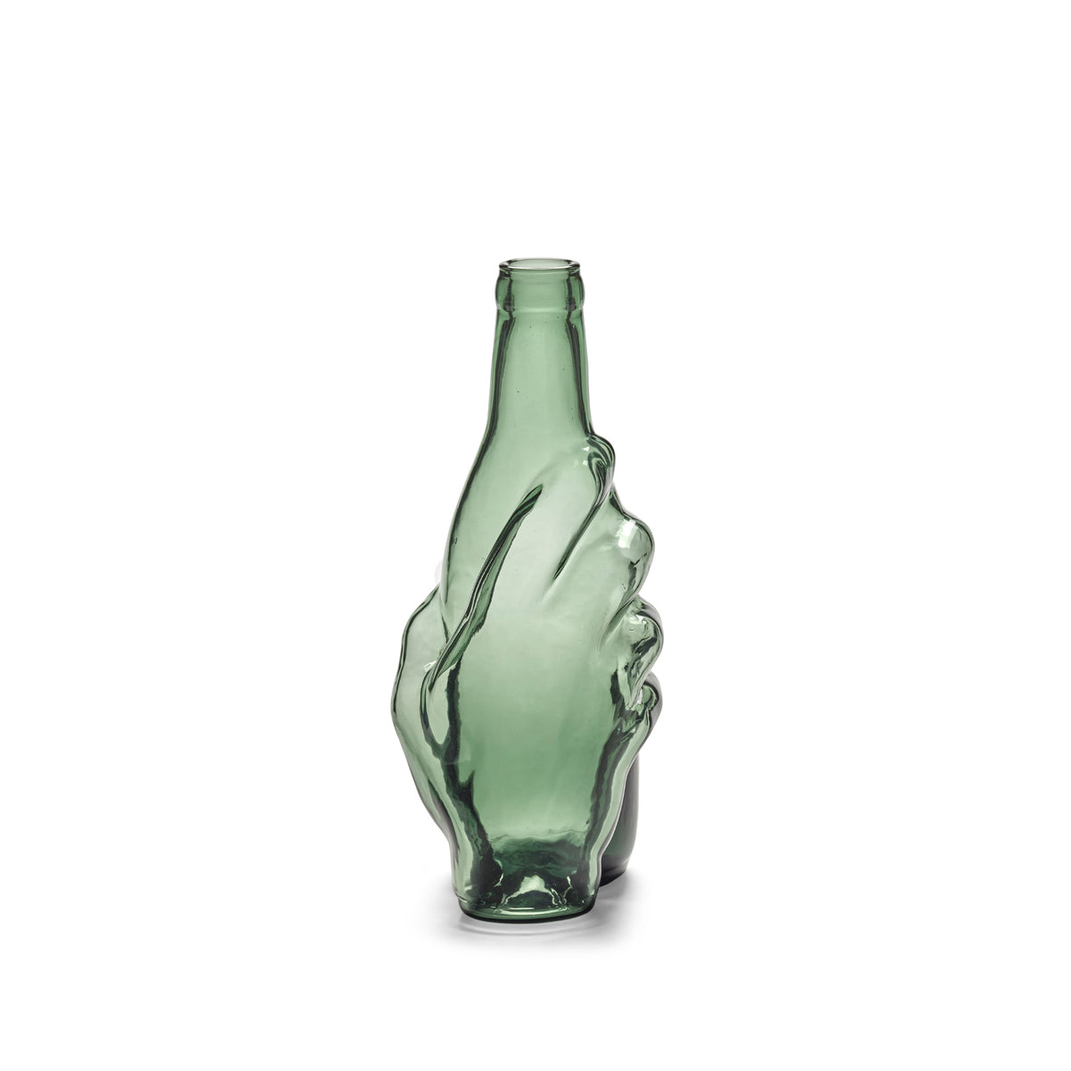 De Serax Wouters & Hendrix Edward Karaf Groen, een groene glazen fles van Serax in de vorm van een hand die zijn zijkant vastpakt, wordt getoond tegen een effen witte achtergrond.