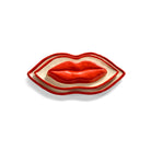 Een set van drie glanzende, rode borden in de vorm van een lip uit de Serax Wouters & Hendrix Lips Schalen collectie, tegen een witte achtergrond.