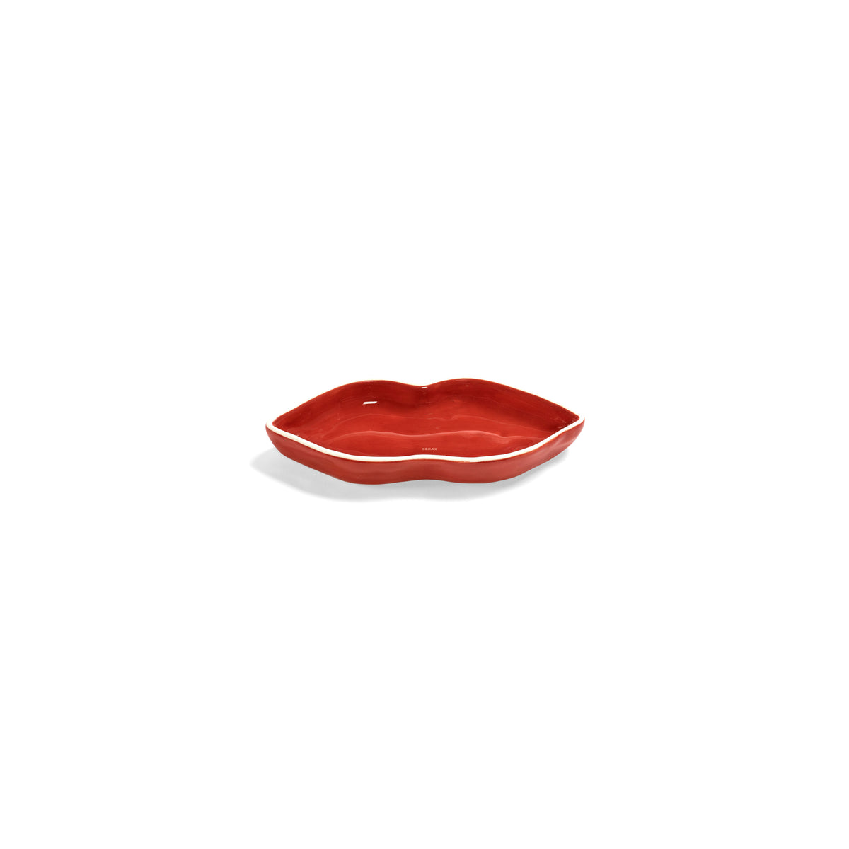 Een set van drie rode keramische schaaltjes in de vorm van een lip uit de Serax Wouters & Hendrix Lips Schalen collectie van Serax, afgebeeld tegen een effen witte achtergrond.