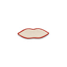 Een set van drie kleine keramische schaaltjes in de vorm van lippen, met rode contouren en crème interieur, uit de Serax Wouters & Hendrix Lips Schalen collectie van Serax, weergegeven op een effen witte achtergrond.