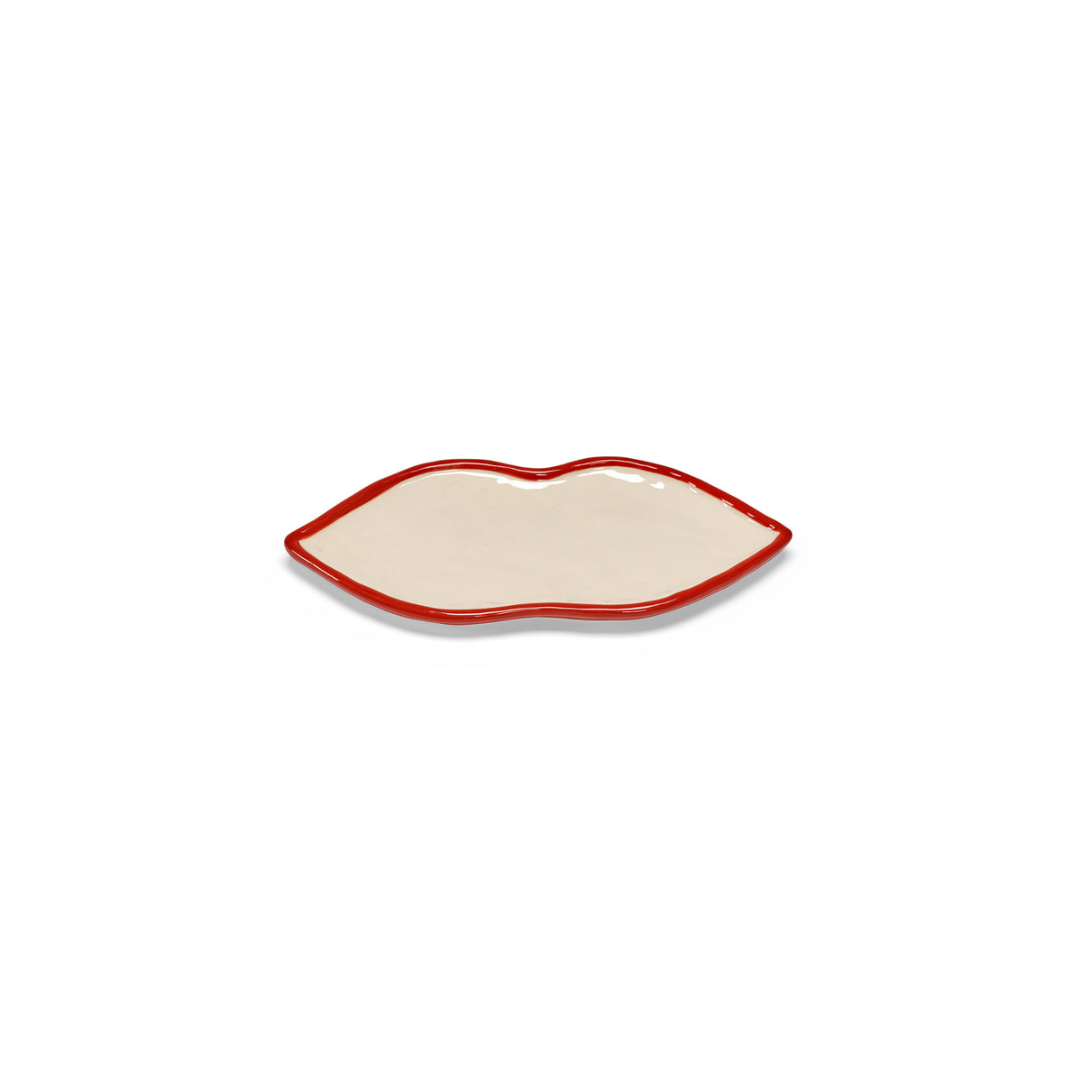 Een set van drie kleine keramische schaaltjes in de vorm van lippen, met rode contouren en crème interieur, uit de Serax Wouters & Hendrix Lips Schalen collectie van Serax, weergegeven op een effen witte achtergrond.