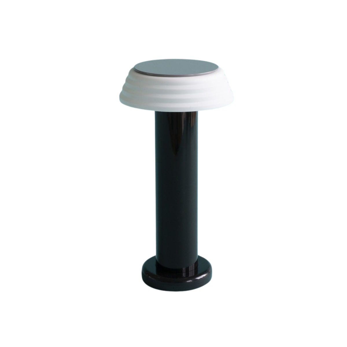 De Sowden PL1 Lamp LED Oplaadbaar Zwart van Sowden heeft een glanzend zwarte cilindrische voet en een witte, licht uitlopende ronde lampenkap, geïnspireerd op de Memphis Design Movement en afgebeeld tegen een effen witte achtergrond.