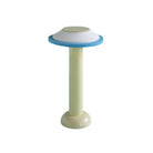 De Sowden PL2 Lamp LED Oplaadbaar Geel van Sowden heeft een hoge lichtgele cilindrische voet en een platte, ronde witte kap met blauwe rand, die de iconische moderne ontwerpstijl van George Sowden weerspiegelt.