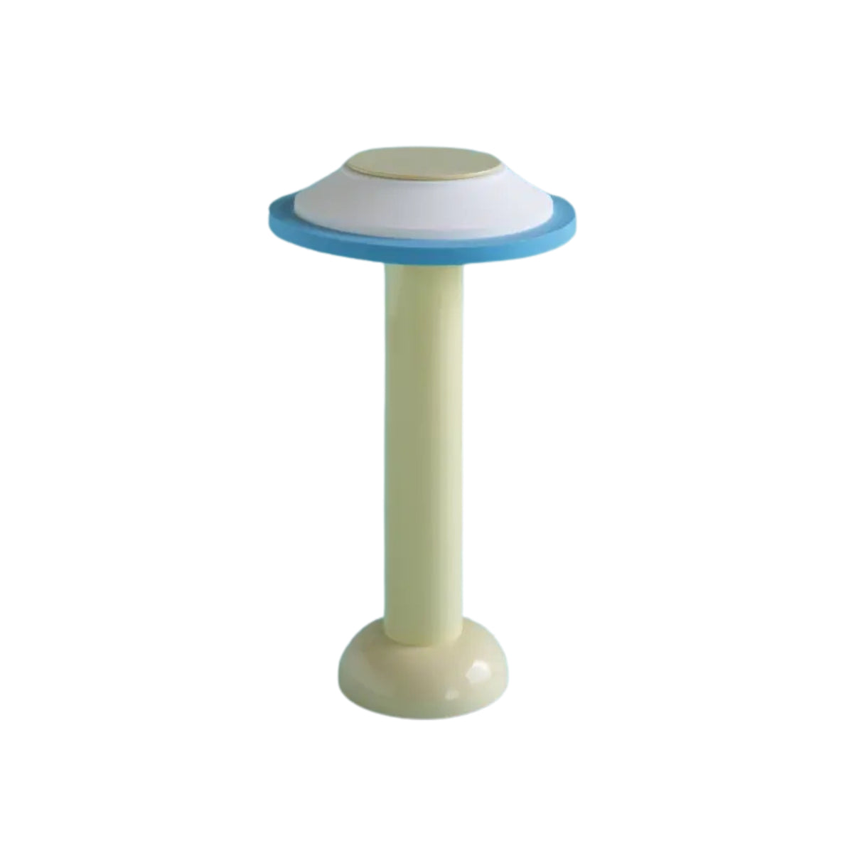 De Sowden PL2 Lamp LED Oplaadbaar Geel van Sowden heeft een hoge lichtgele cilindrische voet en een platte, ronde witte kap met blauwe rand, die de iconische moderne ontwerpstijl van George Sowden weerspiegelt.