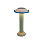 De Sowden PL2 Lamp LED Oplaadbaar Geel van Sowden is een moderne dimbare lamp met een hoge, cilindervormige witte voet en een ronde kap met een gele rand die warm licht uitstraalt, geïnspireerd op de George Sowden Shades collectie.