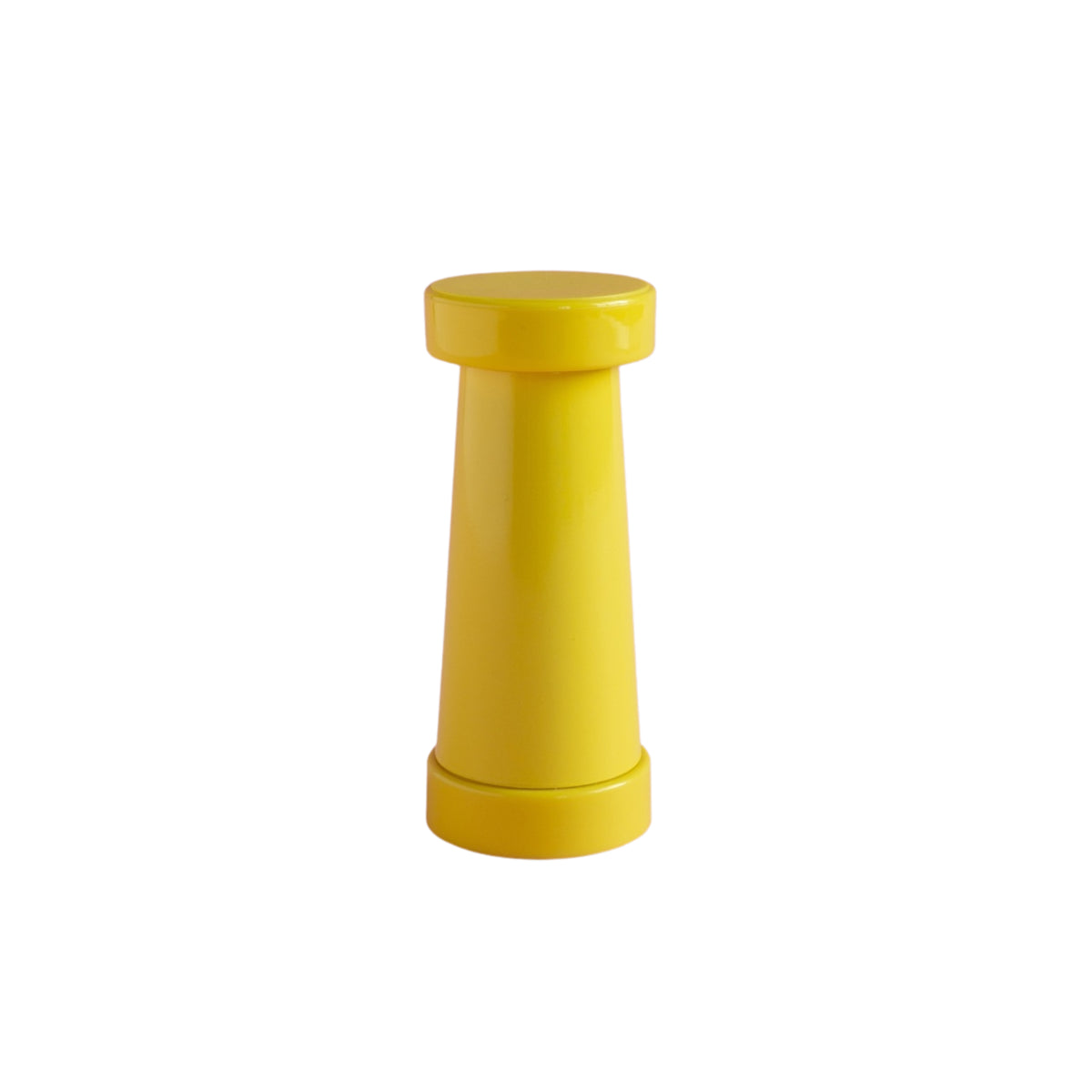 Een gele Sowden Zout-en Pepermolen Geel van het merk Sowden, met een cilindrische vorm met een bredere bovenkant en basis die taps toeloopt in het midden, staat rechtop tegen een witte achtergrond.