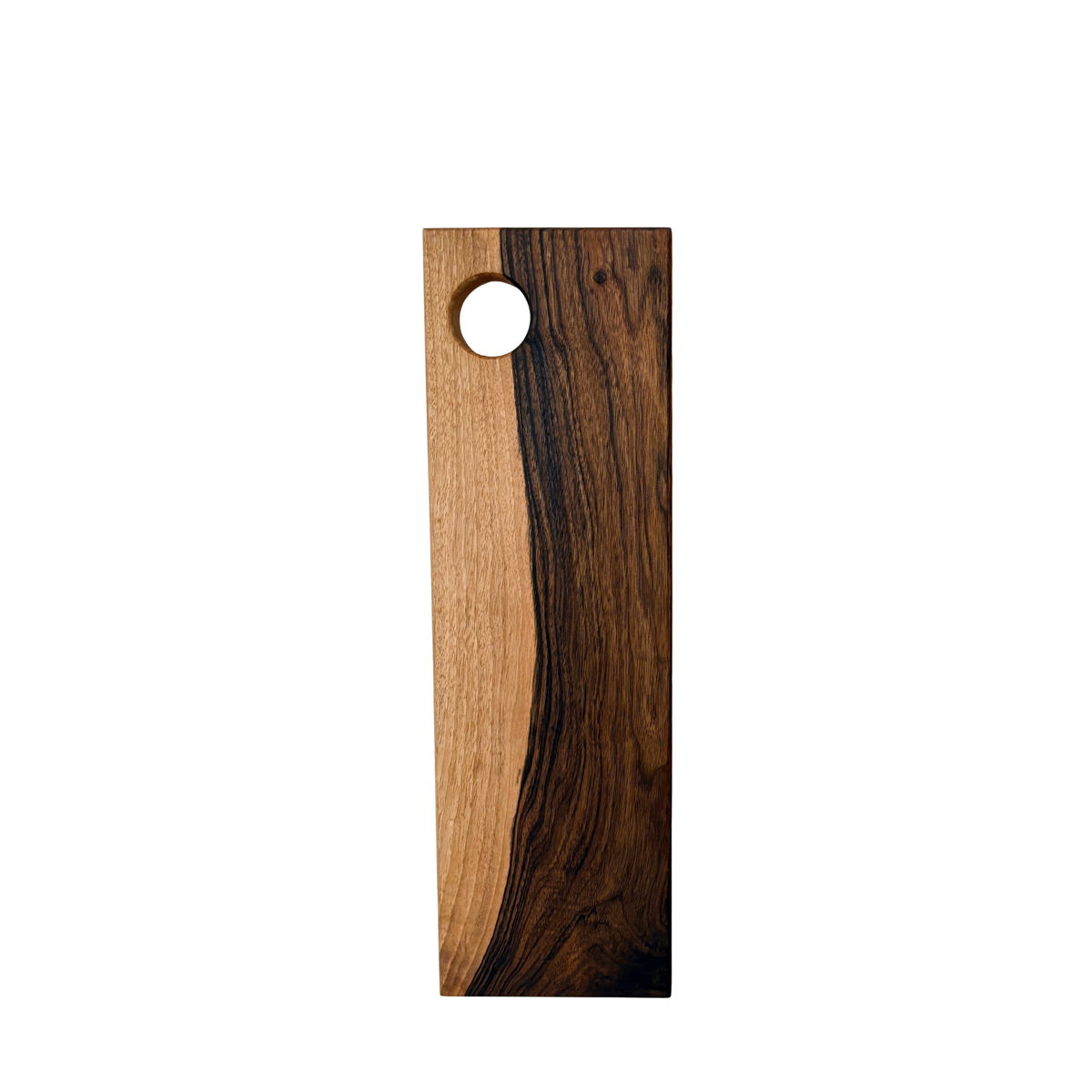 De Weshwood Serveerplank Europese Notelaar 15/47 van Weshwood is een rechthoekige serveerplank met een rond gat, gemaakt van Europees notenhout met donkere en lichte houtnerf, afgebeeld tegen een effen witte achtergrond.