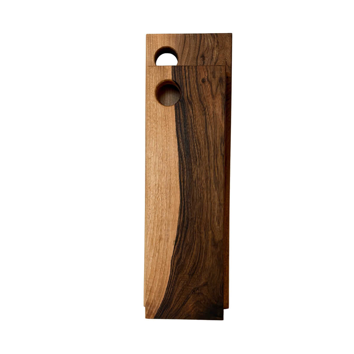 Twee Weshwood Serveerplanken Europese Notelaar 15/47, rechthoekig met cirkelvormige hoekkaten, gestapeld. De serveerplanken van merk Weshwood tonen prachtige houtnerf en gemengde bruine nuances op een witte achtergrond.