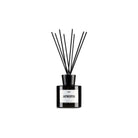 De Wijck Diffuser Boulevard Antwerpen 200 ml, een zwarte handgemaakte diffuser met dunne zwarte staafjes en een Antwerpse opdruk op de voorkant, wordt getoond tegen een effen witte achtergrond.