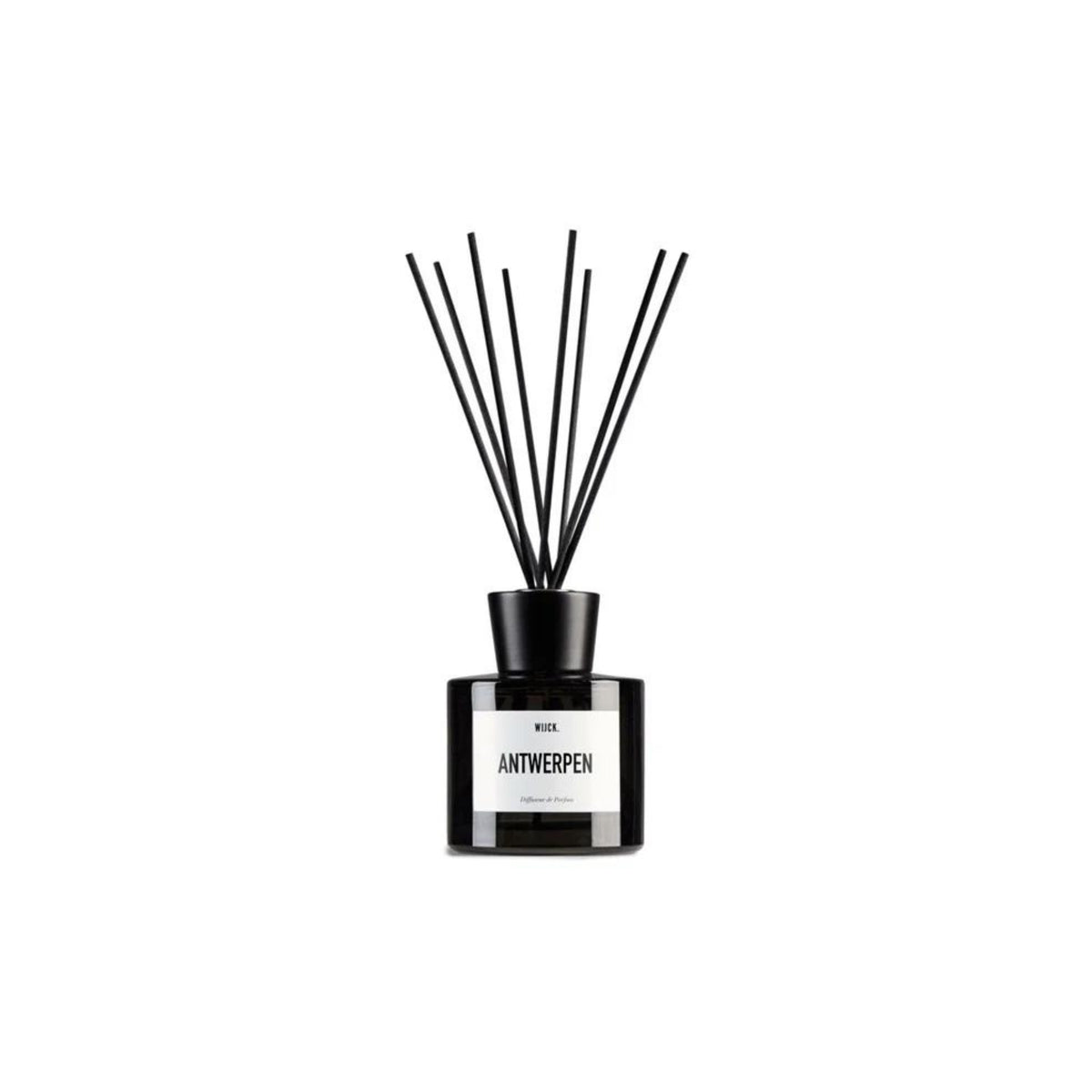 De Wijck Diffuser Boulevard Antwerpen 200 ml, een zwarte handgemaakte diffuser met dunne zwarte staafjes en een Antwerpse opdruk op de voorkant, wordt getoond tegen een effen witte achtergrond.
