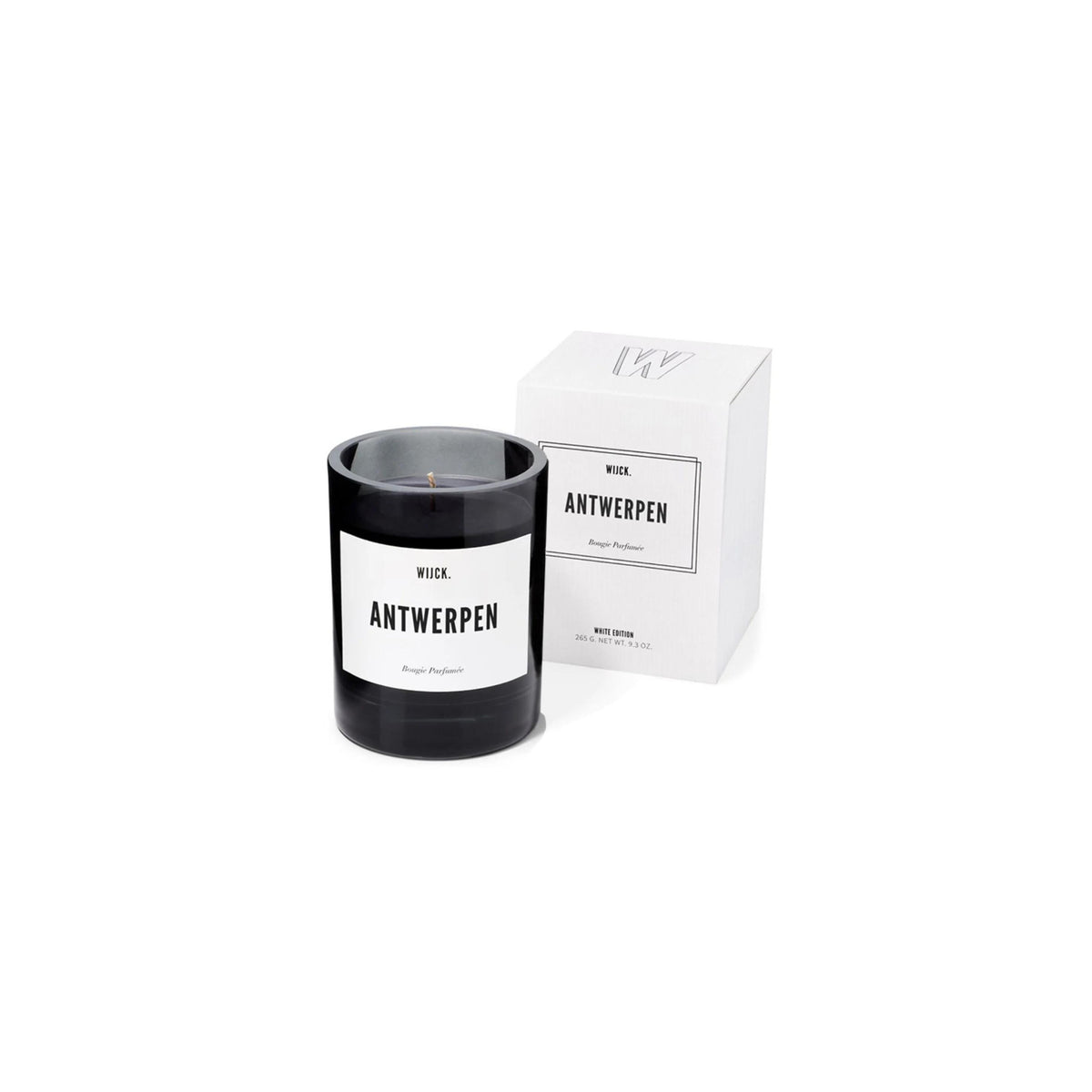 Een zwarte Wijck Geurkaars Boulevard Antwerpen 265g pot staat naast zijn bijpassende witte doos, beide met een minimalistisch design. Deze luxe sojawaskaars van Wijck voegt elegantie toe en vult je ruimte met de geur van Antwerpen.
