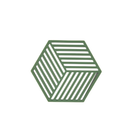 De Zone Denmark Hexagon Trivet Grasgroen is een groene, zeshoekige siliconen onderzetter met parallelle ribbels die een 3D-kubus-illusie creëren. Stijlvolle siliconen onderzetter van Zone Denmark, afgebeeld op een witte achtergrond voor een moderne uitstraling.