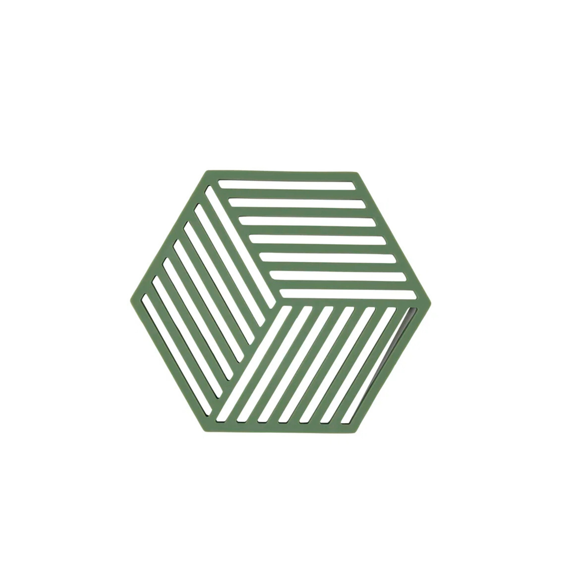 De Zone Denmark Hexagon Trivet Grasgroen is een groene, zeshoekige siliconen onderzetter met parallelle ribbels die een 3D-kubus-illusie creëren. Stijlvolle siliconen onderzetter van Zone Denmark, afgebeeld op een witte achtergrond voor een moderne uitstraling.