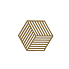 Bruine parallelle lijnen vormen een geometrische zeshoek met een 3D-optische illusie op een witte achtergrond, wat de Scandinavische stijl weerspiegelt in de Zone Denmark Hexagon Trivet Houtkleur van Zone Denmark.