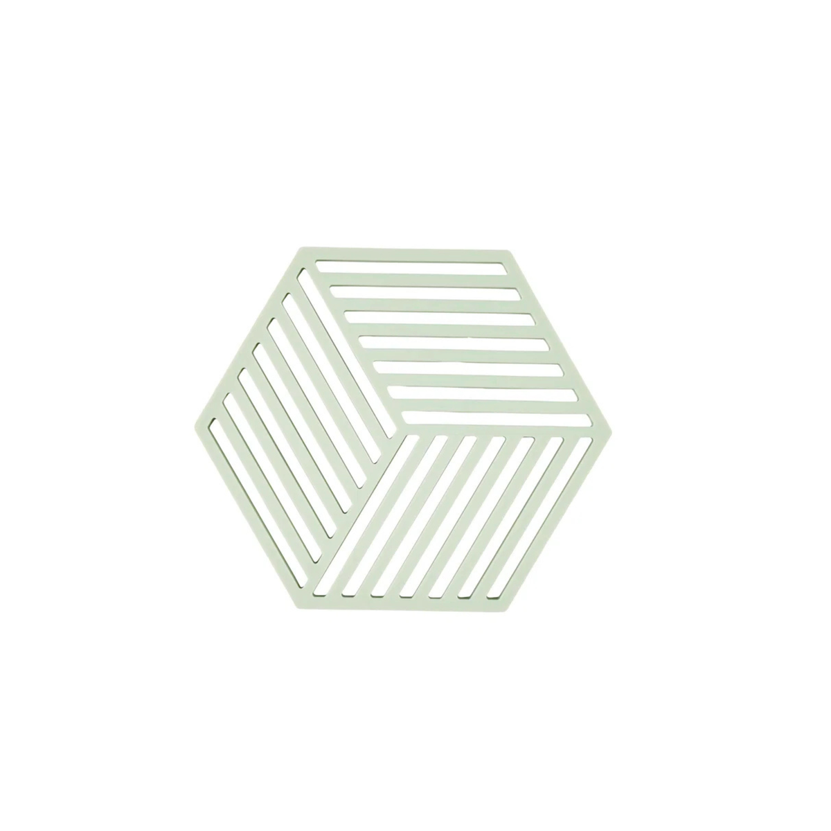 De Zone Denmark Hexagon Trivet Muntgroen is een lichtgroene, zeshoekige siliconen onderzetter van Zone Denmark met parallelle, diagonaal lopende uitsparingen, afgebeeld op een witte achtergrond.