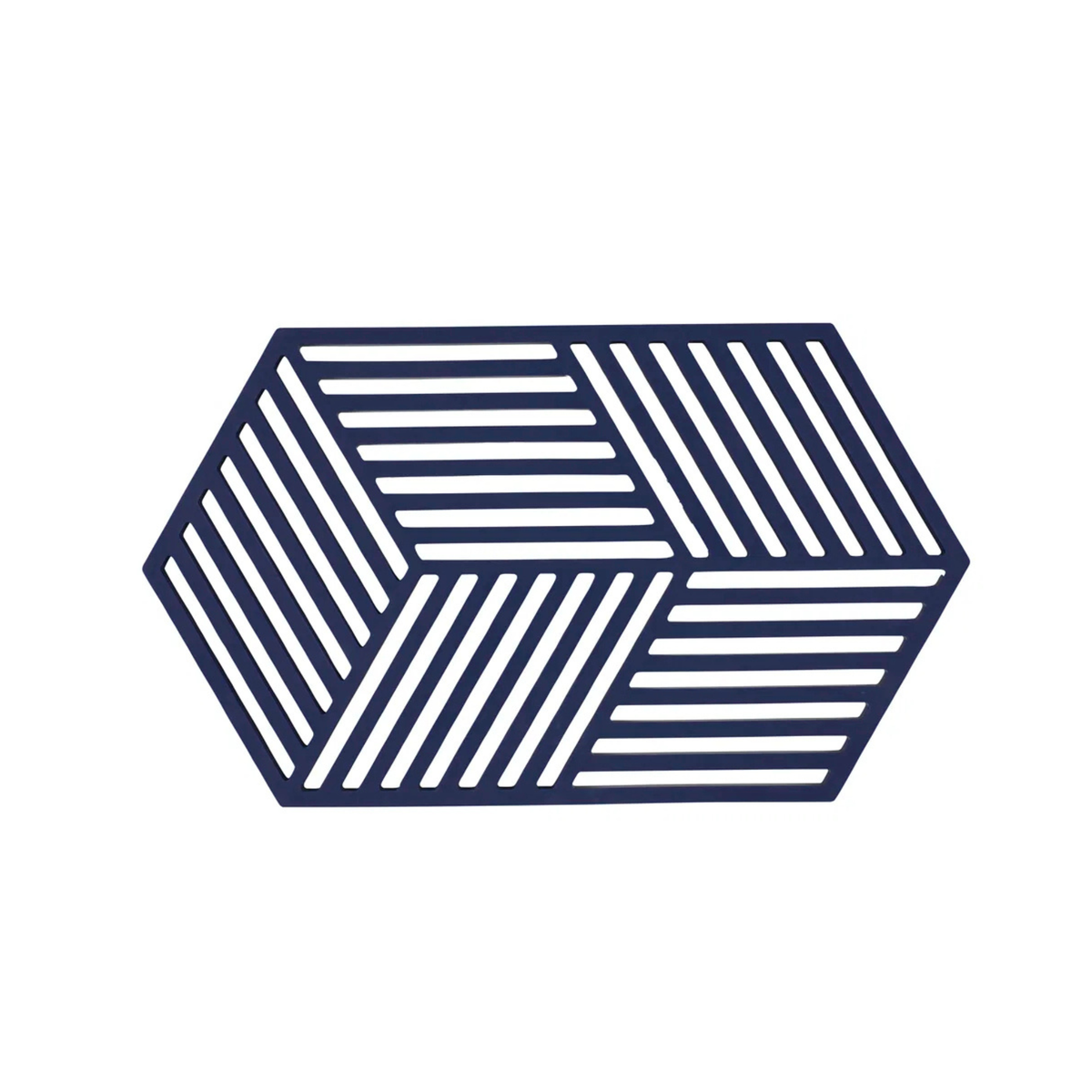 De Zone Denmark Hexagon Trivet XL Midnight heeft een marineblauw geometrisch patroon met drie parallellogramvormige delen met afwisselende diagonale lijnen — perfect als stijlvolle siliconen onderzetter voor op je tafel.