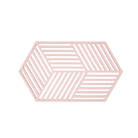 De Zone Denmark Hexagon Trivet XL Roze is een grote, lichtroze siliconen onderzetter met geometrische diagonale sleuven, afgebeeld op een witte achtergrond.
