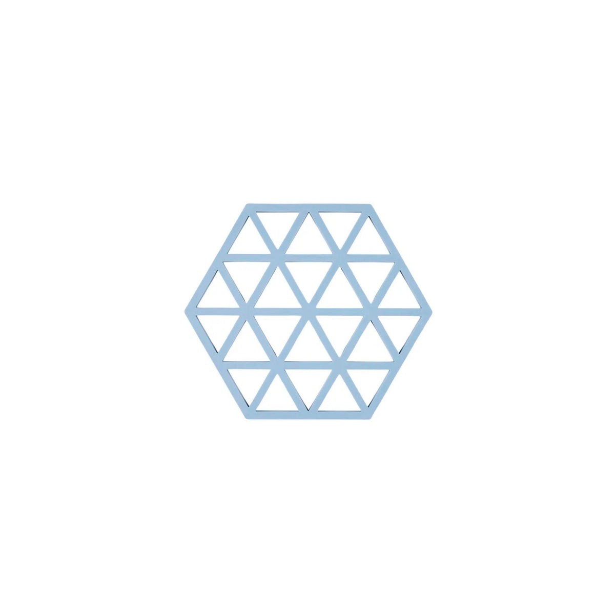 Een lichtblauwe, open zeshoek verdeeld in gelijkzijdige driehoeken verschijnt in het midden op een witte achtergrond. De Zone Denmark Triangles Trivet Blauw, gemaakt van hittebestendige siliconen, voegt een modern tintje toe aan elke omgeving.