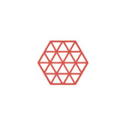 De Zone Denmark Triangles Onderzetter Donkerrood van Zone Denmark heeft een stijlvol geometrisch patroon van rode elkaar kruisende lijnen die driehoeken vormen op een witte achtergrond. Deze hittebestendige siliconen onderzetter is perfect voor op tafel.