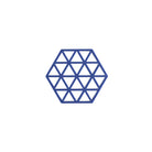Een blauw zeshoekig geometrisch patroon van onderling verbonden driehoeken, gecentreerd op wit, lijkt op de Zone Denmark Triangles Trivet Indigo-een stijlvolle, hittebestendige siliconen tafelaccessoire van Zone Denmark.