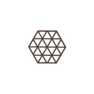 Een geometrisch patroon van donkerbruine lijnen die zeshoeken vormen met kleine driehoekjes creëert de stijlvolle Zone Denmark Triangles Trivet Kalamata-een hittebestendige siliconen onderzetter van Zone Denmark, tegen een effen witte achtergrond.