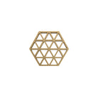 De Zone Denmark Triangles Trivet Khaki heeft een open geometrisch patroon van in elkaar grijpende driehoeken. Tegen een witte achtergrond geeft dit een modern tintje aan je tafelsetting.