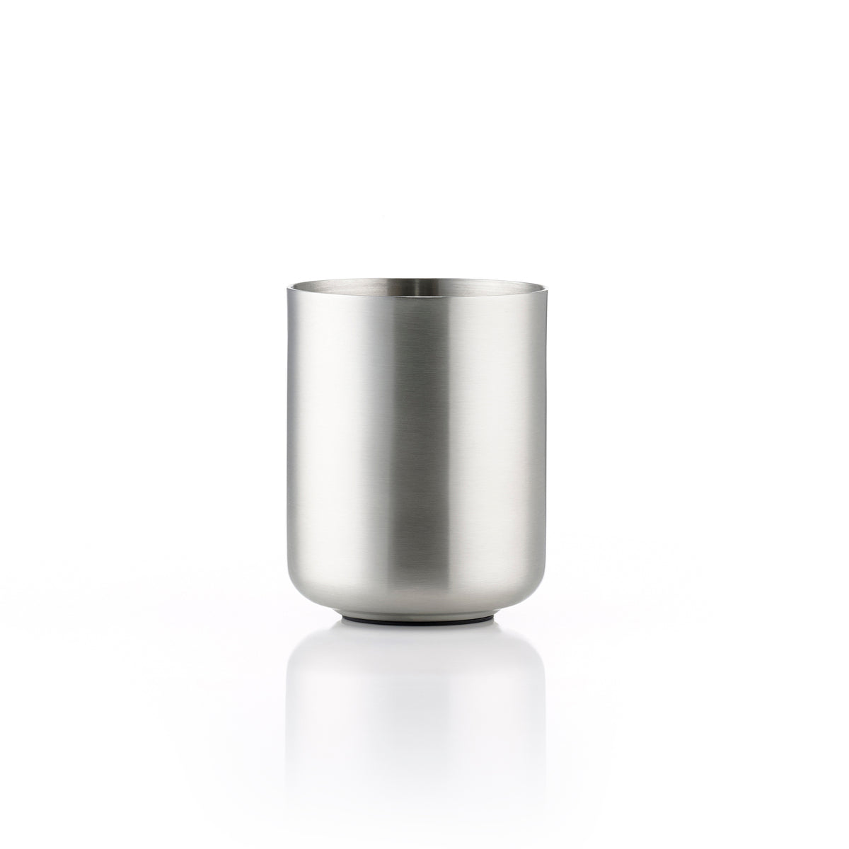 De Zone Denmark Ume Tandenborstelhouder Staal staat rechtop met zijn strakke, geborstelde stalen afwerking, die het minimalistische design van het merk Zone Denmark weerspiegelt op een wit oppervlak.