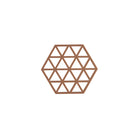 De Zone Denmark Triangles Trivet Amandel van Zone Denmark is een bruine, zeshoekige siliconen onderzetter met een open geometrisch driehoekpatroon, gemaakt van hittebestendig materiaal en afgebeeld op een witte achtergrond.