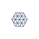 De Zone Denmark Triangles Trivet Denim van Zone Denmark heeft een blauwe zeshoek gemaakt van kleine driehoekjes in een geometrisch patroon, weergegeven op een witte achtergrond.