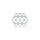 De Zone Denmark Triangles Trivet Nordic Sky heeft een geometrische zeshoek met honingraatpatroon in lichtgrijs siliconen, hittebestendig en stijlvol van Zone Denmark, weergegeven tegen een witte achtergrond.