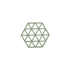 De Zone Denmark Triangles Trivet Rozemarijn van Zone Denmark is een groene, zeshoekige siliconen onderzetter met een in elkaar grijpend driehoekjespatroon, afgebeeld op een witte achtergrond.