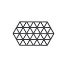 Een symmetrisch zwart zeshoekig raster van gelijkzijdige driehoeken, dat lijkt op de Zone Denmark Triangles Trivet XL Zwart gemaakt van hittebestendig silicone, is gecentreerd op een witte achtergrond en doet denken aan grafisch ontwerp.