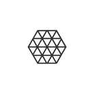 De Zone Denmark Triangles Trivet Zwart is een zwarte siliconen onderzetter van Zone Denmark met een geometrisch patroon van gelijkzijdige driehoeken - modern en hittebestendig.
