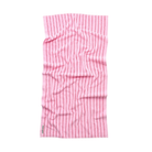 De Bongusta Naram Badhanddoek Baby Pink & Ski Patrol 70/140 is een roze rechthoekige handdoek van biologisch katoen, met verticale rode strepen, een klein hoeklabel en plat afgebeeld tegen een witte achtergrond met lichte rimpels.