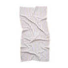 Een witte keukenhanddoek met verticale blauwe strepen is plat neergelegd en vertoont enkele kreuken. In de linkeronderhoek staat een kleine gedrukte tekst, vergelijkbaar met de kwaliteit van de Bongusta Naram Badhanddoek Moonbeam & Ultramarine 70/140.
