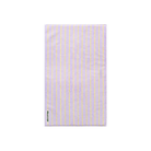 De Bongusta Naram Badmat Baby Lilac & Neon Yellow 50/80 is een rechthoekige badmat in lichtpaars met gelijkmatig verspreide neongele verticale strepen, gemaakt van biologisch katoen en heeft een klein groen en geel geborduurd label op één hoek.