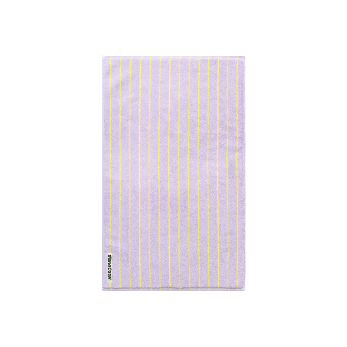 De Bongusta Naram Badmat Baby Lilac & Neon Yellow 50/80 is een rechthoekige badmat in lichtpaars met gelijkmatig verspreide neongele verticale strepen, gemaakt van biologisch katoen en heeft een klein groen en geel geborduurd label op één hoek.