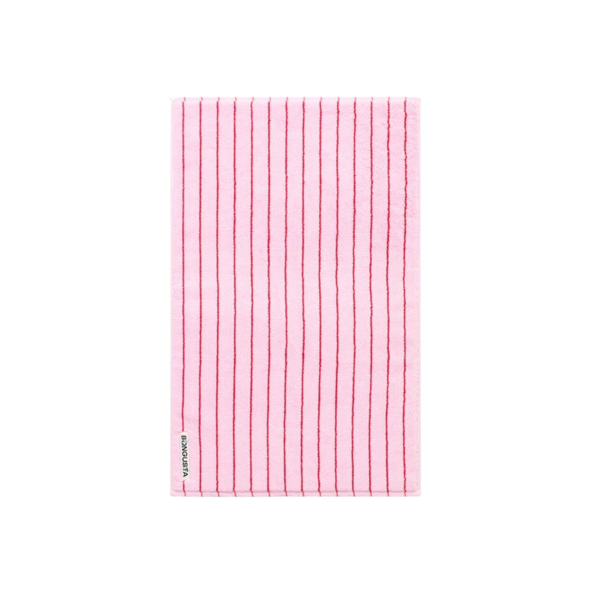 De Bongusta Naram Badmat Baby Pink & Ski Patrol 50/80 is een rechthoekige badmat in babyroze met gelijkmatig verspreide verticale rode lijnen en een klein wit stoffen label aan de linkeronderrand.