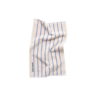 Het Bongusta Naram Gastendoekje Moonbeam & Ultramarine 30/50 is een wit biologisch katoen handdoekje met gelijkmatig verdeelde verticale blauwe strepen en een klein merklabel linksonder, plat afgebeeld op een witte achtergrond.